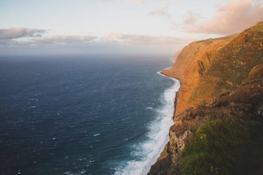 Atlantik Okyanusu 'nun kayalıklarında güzel bir gün batımı manzarası Madeira adasında mavi dalgalar var.