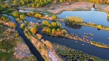 küçük kırsal nehirlerin havadan görünüşü 