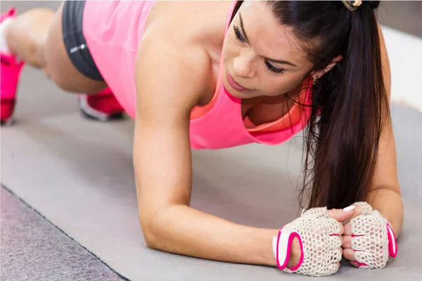 Menina bonita fazendo exercícios na imprensa — Fotografia de Stock