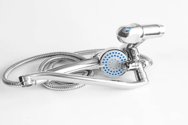 Wasserarmatur und Duschkopf für Badezimmer. Wasserhahn aus Chrommaterial auf weißem Hintergrund — Stockfoto