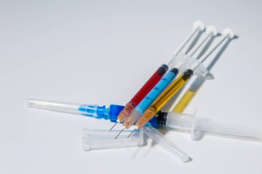 Kozmetik bilimi ve yeni icat edilen ilaçlar için tıbbi enjeksiyon kavramı. Enjeksiyonlu tıbbi şırınga seti.