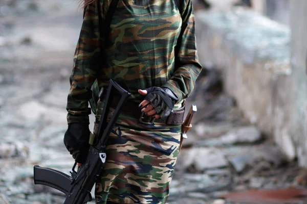 Девушка в военной форме с огнестрельным оружием в заброшенном здании. Девушка в зеленой камуфляжной одежде с русским пулеметом . — стоковое фото