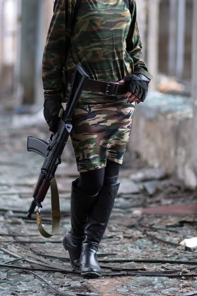 버려진 건물에서 총을 든 군복을 입은 소녀. 러시아 기관총을 든 녹색 위장 옷을 입은 소녀. — 스톡 사진