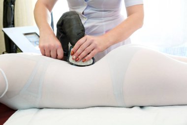 Lpg terapi cihazıyla vücut masajı. Sırt masajı yapan kız..