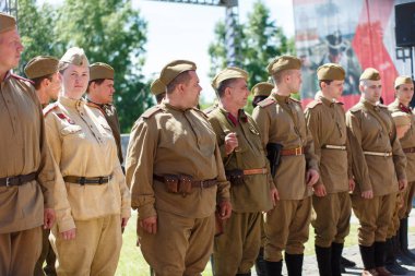 Novokuznetsk 'te. - Rusya. 07.07.2019. Rus ve Alman ordusunun askerleri 3. Dünya Savaşı 'nın yeniden inşasında..