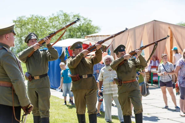 La storica città festival di Novokuznetsk, Russia 07.07.2019 G., lo staff del club storico in forma di soldato russo, gli eventi della prima guerra mondiale. editoriale — Foto Stock