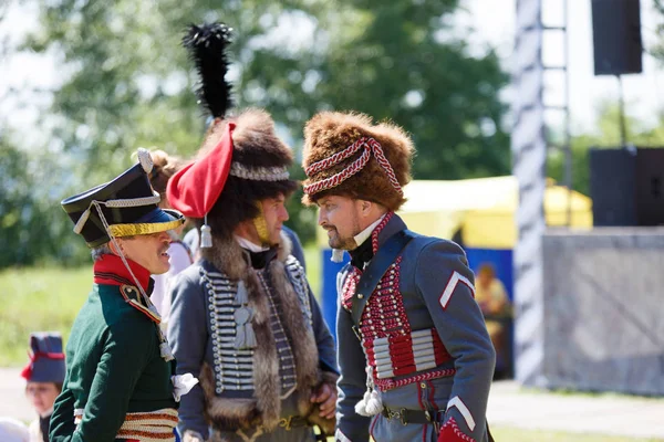 Novokuznetsk. A Rússia. 07.07.2019, o Pessoas em amostra uniforme de 1812. Espadas e tambores de 1812. editorial — Fotografia de Stock