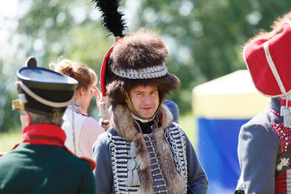 Novokuznetsk. Russia. 07.07.2019, il popolo in campione uniforme del 1812. Spade e tamburi del 1812. editoriale — Foto Stock