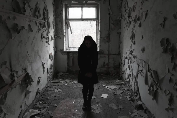 The concept of fear of loneliness. One girl stands in a dark room with old walls by the window. Black and white photo — Stock Photo, Image