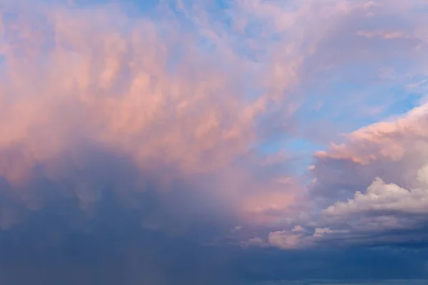 Große und dicke Wolken am Horizont. blauer Himmel mit dicken Wolken. Weicher Fokus — Stockfoto
