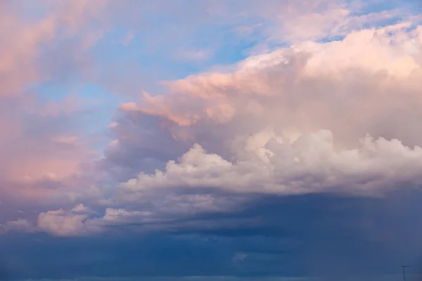 Große und dicke Wolken am Horizont. blauer Himmel mit dicken Wolken. Weicher Fokus — Stockfoto