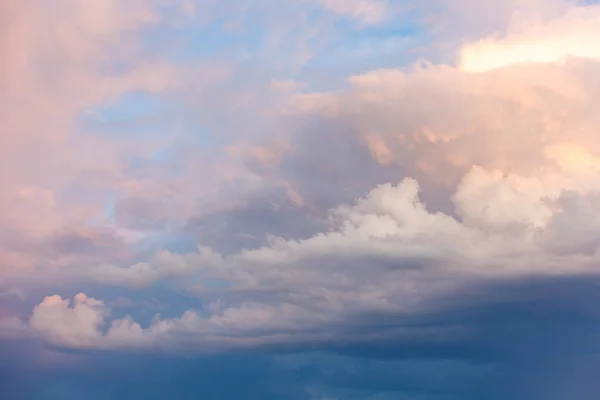 Große und dicke Wolken am Horizont. blauer Himmel mit dicken Wolken. Weicher Fokus — Stockfoto