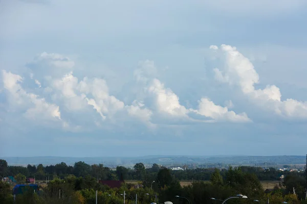 Fehér és vastag felhők a kék égen. Felhős ég és horizont. — Stock Fotó