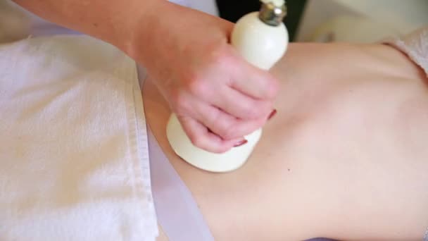 Masaż ciała z kawitacją. Młoda dziewczyna na stole do masażu masaż antycellulitowy — Wideo stockowe