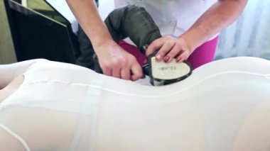 Kadın figürünü düzeltmek için anti-selülit Lpg masajı. Masaj sorunu olan bölgeler kalça ve kalçalarda yağ yakıyor.