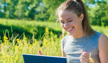 Çok neşeli ve neşeli genç bir kız..