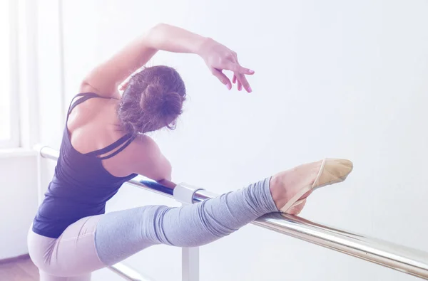 Gyönyörű és karcsú balerina vezeti képzés a gép táncosok. — Stock Fotó