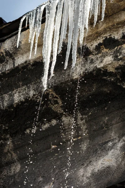 El concepto de primavera en la tierra. El calentamiento después del invierno . —  Fotos de Stock