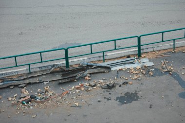 Tadilattan sonra dökülen inşaat enkazı.