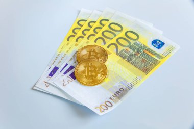 Altın bitcoin ve Avro 'nun kağıt parası.