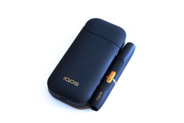 Novokuznetsk, Rusya 21.02.2020 yıl. Beyaz arka planda sigara içmek için Iqos ayarlandı. İzole et. Yazı