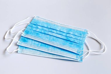 Hafif arka planda tıbbi maskeler.