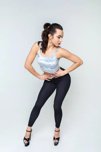 Bailarina Sexy Leggings Negros Con Tacones Altos Sobre Fondo Blanco — Foto de Stock
