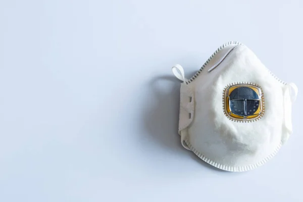 Atemschutzmaske auf hellem Hintergrund — Stockfoto