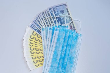 Amerikan dolarları ve avroluk sağlık maskeleri..