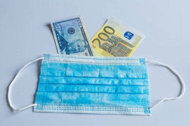 Ücretli sağlık hizmetleri kavramı ve Coronavirus salgını sırasında tıbbi maske fiyatlarındaki artış.