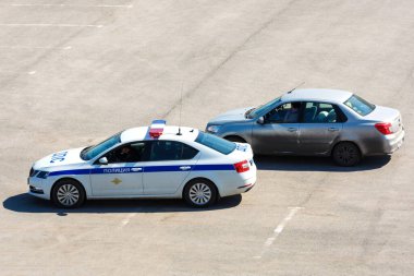 Trafik polisi trafik kurallarını ihlal eden bir arabayı durdurdu..