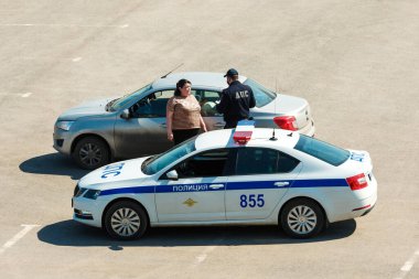 Trafik polisi trafik kurallarını çiğneyen ve rapor yazan bir arabayı durdurdu.