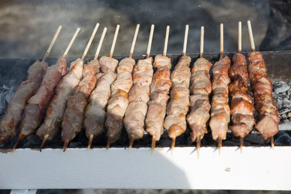 Viande rôtie sur bâtonnets de bois. La viande est frite au charbon de bois . — Photo