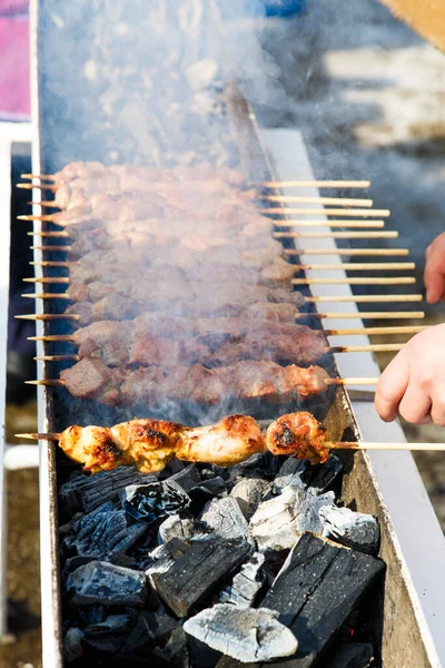 Viande rôtie sur bâtonnets de bois. La viande est frite au charbon de bois . — Photo