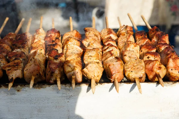 Viande rôtie sur bâtonnets de bois. La viande est frite au charbon de bois . — Photo