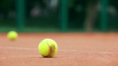Tenis topu ve kız tenis oyuncusu