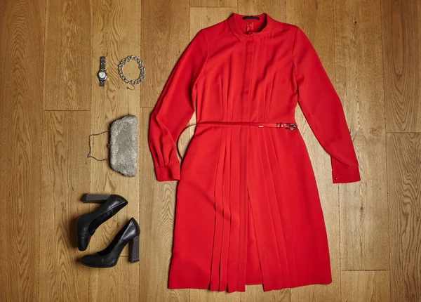 Conceito de moda. Vestido vermelho, e sapatos pretos com pele branca — Fotografia de Stock