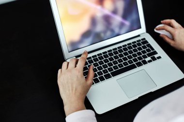 onu laptop işaret eden iş kadını