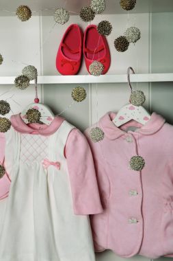 Bebek Giyim, çocuk moda kavramı. Düz yatıyordu çocuk giyim ve aksesuarları. Bebek şablon arka plan kopya alanı ile