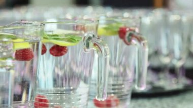 Sürahi taze limonata loşluğa dökme ile yakın