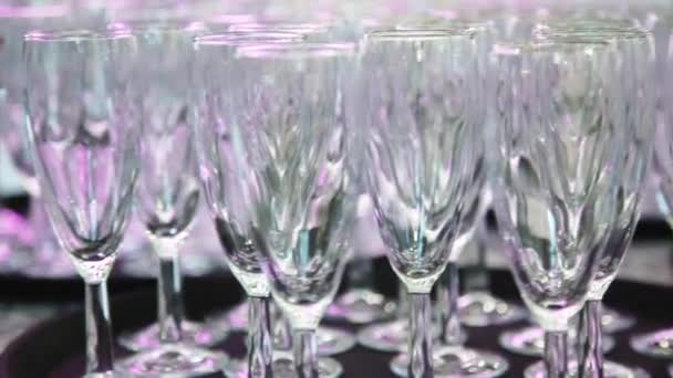 新鮮なレモネードのガラスを注ぐ水差しのクローズ アップ — ストック動画