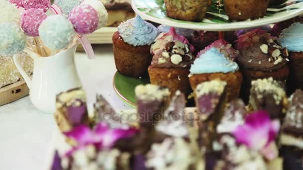 Catering içinde renkli kek — Stok video
