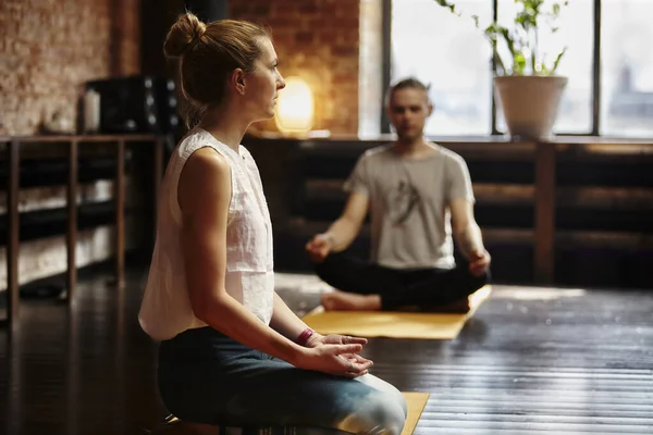 Clase de yoga personas estilo de vida con mujeres grupo en pose de loto meditando en relax silencio gimnasio estudio indoor . Imágenes de stock libres de derechos