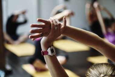 Yoga sınıfından genç şişman bir kadın egzersiz yapıyor vücudunu esnetiyor spor salonunda sağlıklı kilo vermenin tadını çıkarıyor.