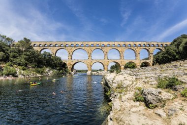 Üç katmanlı Pont du Gard bir Roma su kemeri Nimes Güney Fransa Provence yakınındaki Garone Nehri üzerinde inşa edilmiş olduğunu