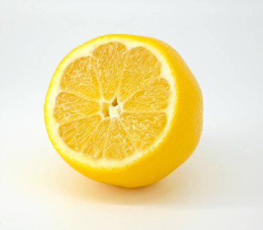Lemon beyaz arka planda izole edilmiş. Taze narenciye fotoğrafı. Sağlıklı 
