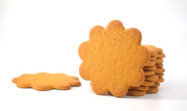 Kurabiyeler beyaz arka planda izole edilmiş. Lezzetli hamur işleri. Del