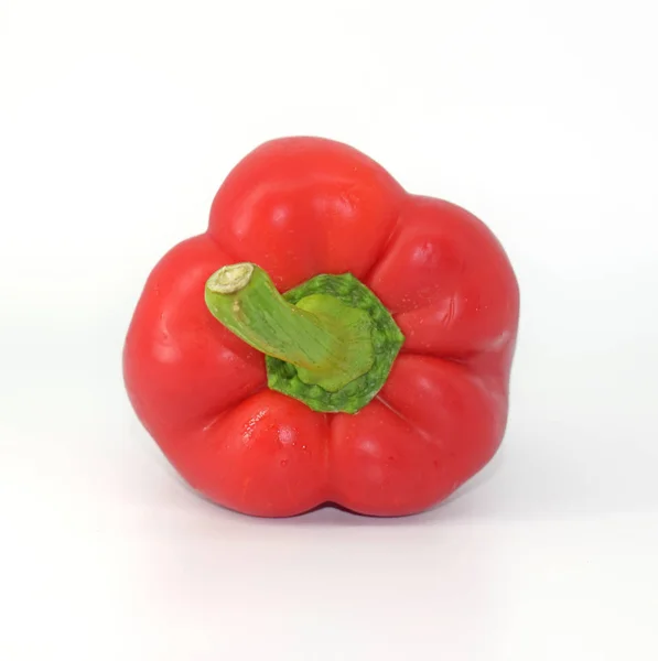 Pepř izolovaný na bílém pozadí. Čerstvá červená zeleninová fotka. — Stock fotografie