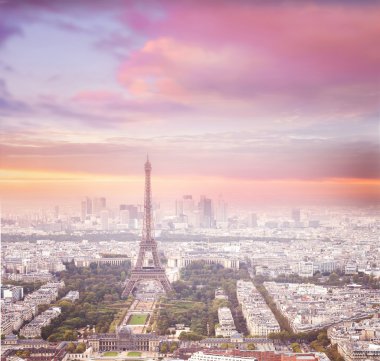 gün batımında Paris'te Eyfel Kulesi.