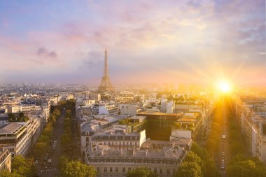 Eyfel Kulesi ve Paris manzarası.